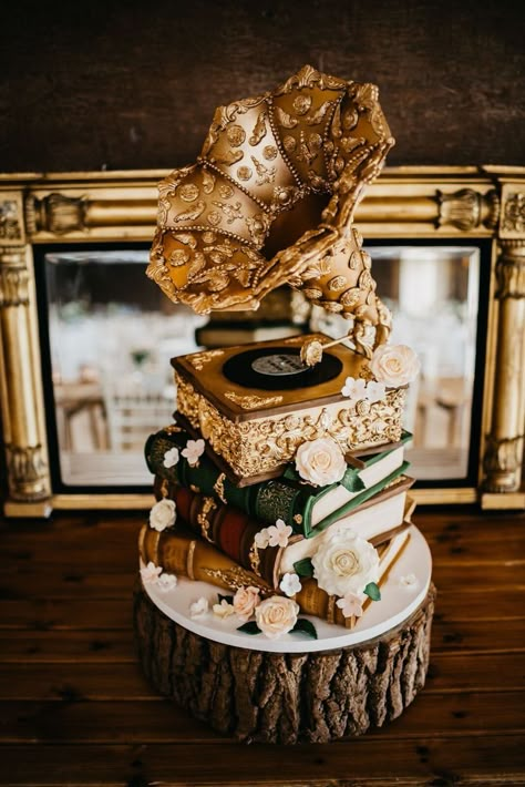 Wedding Cake Music, Music Themed Wedding Cake, Peaky Blinders Wedding Cake, 1940s Wedding Theme Old Hollywood, Peaky Blinders Wedding Theme, Music Wedding Cake, 1920s Wedding Cake, Music Wedding Cakes, Peaky Blinders Theme