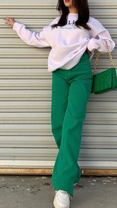 Outfit Nieve, Outfits Verde, Clothes Combination, Green Pants Outfit, Green Jeans, Green Pants, Outfit Combinations, Fashion Mistakes, Style Mistakes