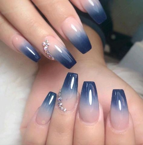 There's a new beauty trend taking over Instagram and it's absolutely stunning. Say hello to "quartz nails". Baby Boomer Azul, Baby Boomer Nails Color, Baby Boomer Nails, Baby Boomers Nails, Blue Ombre Nails, Blue Nail Art Designs, Quartz Nails, Blue Gel Nails, Dark Blue Nails