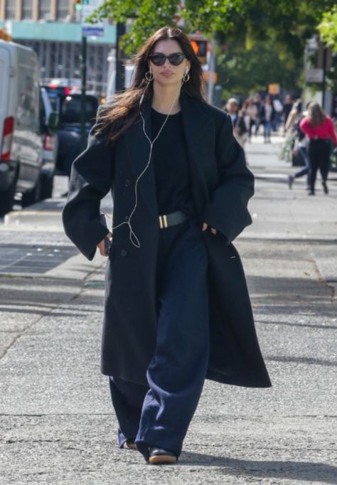 Emrata Style, Bella Hadid Fashion, Big Coat, Trench Coat Fall, Emily Ratajkowski Style, Hadid Fashion, Fashion Trend Forecast, Girl Cool, Trench Coat Outfit