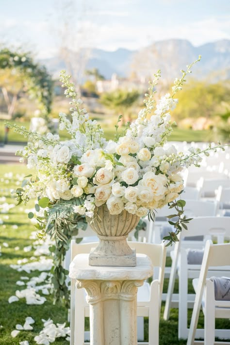 White And Cream Wedding Florals, White Floral Wedding Ceremony, Flower Arrangements For Wedding Ceremony, Formal Wedding Flowers, Flower Wedding Aisle, Wedding Flower Aisle, White And Pink Wedding Flowers, Montage Wedding, Flower Arrangements Wedding Ceremony