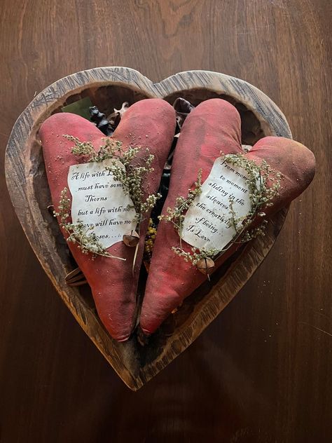 Primitive Valentine's Day Heart Bowl Fillers with Sweet Annie - Ornies (2) Primitive Decorating Country Craft Ideas, Primitive Valentine Crafts, Farmhouse Valentines Day Decor, Country Craft Ideas, Rustic Valentine Decor, Primitive Valentine Decor, Farmhouse Valentine Decor, Vintage Valentines Decorations, Valentines Bricolage