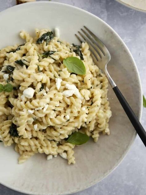 One Pot Spinach and Feta Pasta Spinach And Feta Pasta, Greek Pie Recipe, Pasta With Spinach, Food Dolls, Artichoke Pasta, One Pot Pasta Recipes, Egyptian Food, Feta Pasta, Pasta Pasta