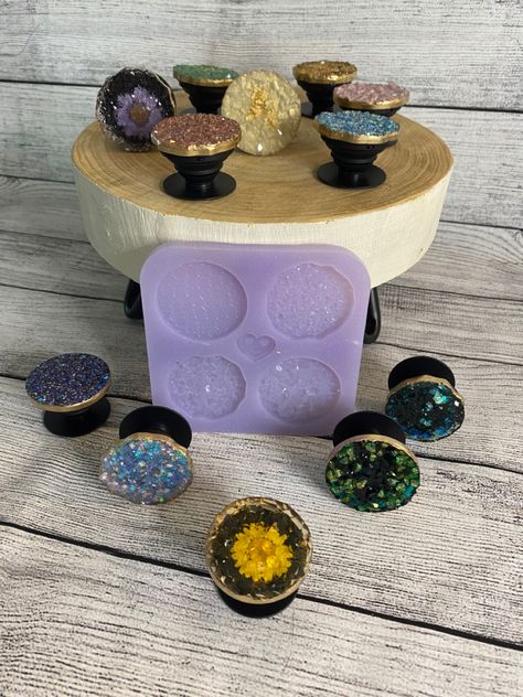 Druzy resin popsockets with glitter mica powder alcohol ink and flowers Resin Popsocket Ideas, Resin Popsocket Diy, Epoxy Accessories, Popsocket Ideas, Resin Popsocket, Clay Mobile, Epoxy Magnets, Diy Pop Socket, Key Signatures