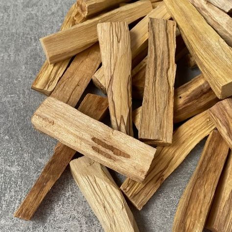 #palosanto 🪵 El palo santo tiene infinidad de beneficios y el significado espiritual explica la cual se le llama “madera sagrada”. •Profundiza en la meditación y contemplación, así como en la prácticas de yoga, reiki y aromaterapia. •Purifica espacios de las malas vibras y aumenta la sensación de calma y bienestar en el hogar y los ambientes en general. •Ayuda a conectar con nuestro interior, aliviando la tensión nerviosa. •Ahuyenta a los mosquitos. •Ayuda a prevenir gripes, destruyendo micr... Smudging Crystals, Palo Santo Wood, Spiritual Cleansing, Wood Sticks, Variety Pack, Incense Sticks, Hanukkah, Koi, Incense