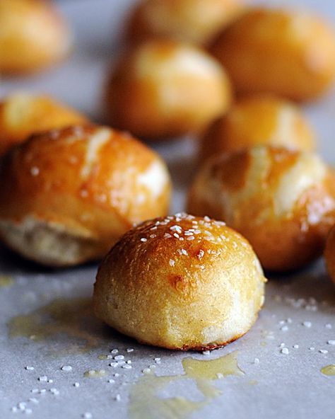 Homemade Pretzel Bites, Homemade Pretzel, Homemade Pretzels, Bread Maker Recipes, Cloud Bread, Bread Machine Recipes, Soft Pretzels, Bread Machine, Bread Rolls