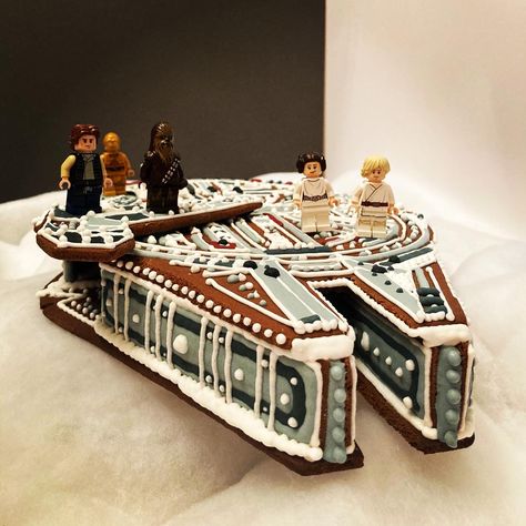 Christmas 2020 @kikabakesncakes Gingerbread House Star Wars, Star Wars Gingerbread House, Star Wars Gingerbread, Star Wars Snacks, Gingerbread Ideas, House Star, Star Wars Spaceships, Star Destroyer, Millennium Falcon