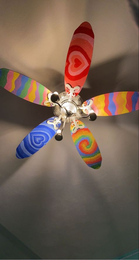 Painted Ceiling Fan Blades Aesthetic, Fan Painting Ideas Ceiling, Painted Fans Ceiling, Painting Door Aesthetic, Painting Fan Blades Diy, Painted Fan Blades Aesthetic, Ceiling Fan Art Ideas, Trippy Ceiling Painting, Ceiling Fan Painting Ideas Trippy