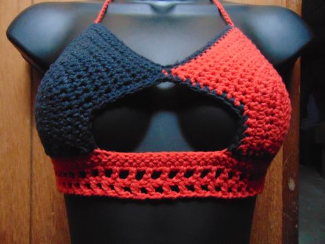 I created this sexy multi color peekaboo crochet crop top. This crop top is definitely not for the faint of heart. I wanted to create a top on the more sexier side, to cater to the more confident women out there. Heat up your summer more with this extra spicy crochet crop top. This top can be fully customizable to your cup size and color. I offer black or white as a primary color and the secondary color of your choice. Peekaboo Crochet Top, Easy Crop Top, Crop Top Tutorial, Moon Prism Power, Mars Project, Peekaboo Top, Crochet Queen, Cute Edgy Outfits, Simple Crop Top