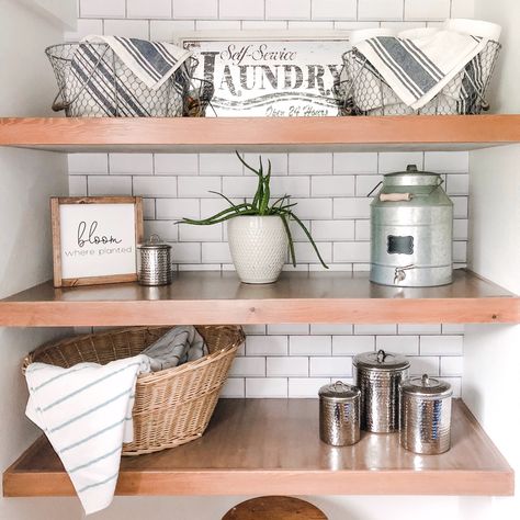 Bright Kitchens, Classic Kitchen, Kitchen Farmhouse, Pacific Palisades, Decor Minimalist, Celebrity Houses, Kitchen Shelves, Shelf Decor, Lauren Conrad