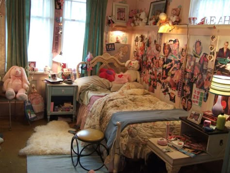 Movie Bedroom, Pink Forest, Pretty Room, Dreamy Room, Steve Harrington, Dream Room Inspiration, Room Stuff, House Room, Room Ideas Bedroom