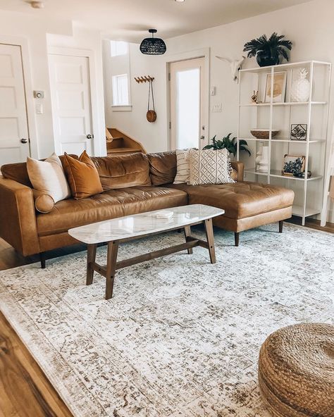 Loloi Rugs on Instagram: “The Revere rug playing nicely with that tan sofa. Well done, @boneill_athome. (Rug: Revere REV-04 Ivory / Berry) #TheLoloiLook” Leather Couches Living Room, Couches Living, Loloi Rugs, Leather Couch, Boho Living Room, Living Room Inspo, New Living Room, Couches Living Room, Apartment Living Room