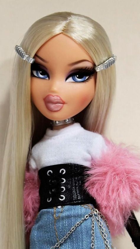 Chloe Bratz Aesthetic, Chloe Bratz, Tiffany Chucky Bride Aesthetic, Bratz Aesthetic Outfit, Chucky And Tiffany Costume, Bride Of Chucky Makeup, Tiffany Chucky Bride, Bride Of Chucky Costume, Aesthetic Doll