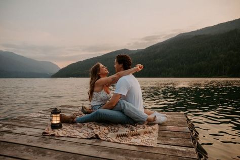 Lake View Couple Shoot, Romantic Lake Photoshoot, Couples Lake Photoshoot Outfits, Couple Photoshoot Ideas Summer, Lake Photoshoot Engagement, Couple Lake Aesthetic, Couples Photoshoot River, Fall Lake Pictures, Engagement Photoshoot Outfit Summer