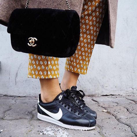 Pin for Later: The Fashion Crowd Can't Get Enough of This New It Shoe Black Nike Cortez Outfit, Cute Black Sneakers, Nike Cortez Black, Nike Cortez Outfit, Nike Cortez Shoes, Nike Classic Cortez, Vintage Adidas, Nike Cortez, Sporty Chic