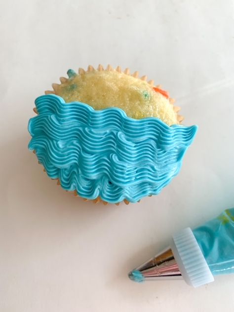 Beach party cupcake, teddy graham cupcakes, best summer cupcake Teddy Graham Cupcakes, Graham Cupcakes, Easy Cupcake Decorating, Dessert Picnic, Cupcakes Summer, Summer Cupcake, Beach Theme Cupcakes, Easy Cupcakes Decoration, Beach Cupcakes