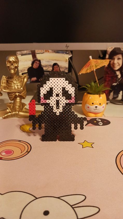 A cute mini Ghost Face made from perler beads. 3.5 wide, 4 inches tall. Perler Bead Patterns Ghostface, Ghost Face Perler Bead Pattern, Perler Bead Art Halloween, Perler Bead Nightmare Before Christmas, Pennywise Perler Beads, Scream Perler Bead Patterns, Ghost Face Perler Beads, Perler Beads Horror, Ghostface Perler Beads