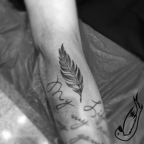 Feder Tattoo feather Falling Bird Tattoo Studio Hassloch Tattoo Feather, Ancient Tattoo, Bird Tattoo, Feather Tattoos, Birds Tattoo, Leaf Tattoos, Tattoo Studio, Maple Leaf Tattoo, Tattoo Designs