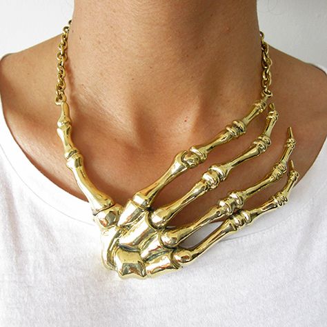 Rocker Jewelry, Diy Kostüm, Biker Jewelry, Bone Necklace, Hand Necklace, Diamond Solitaire Necklace, Skull Jewelry, Solitaire Necklaces, Brass Necklace