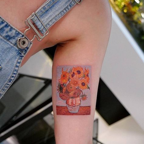 Vincent Van Gogh/Sunflowers Van Gogh Tattoo, Sunflower Tattoo Shoulder, Inner Bicep Tattoo, Kunst Tattoos, Bicep Tattoo, Van Gogh Sunflowers, Sunflower Tattoos, Tatuaje A Color, Painting Tattoo