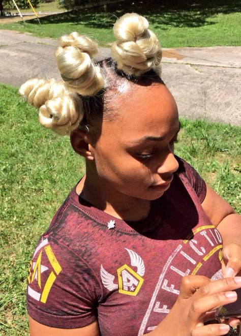 Funky Blonde Bantu Knots by:@gabbrielgmonae Blonde Bantu Knots, Random Hairstyles, Bantu Knots, Black And Blonde, Braids For Black Hair, Short Hair Cuts, Black Hair, Short Hair, Black Women