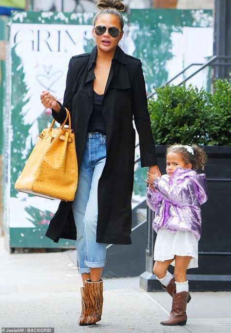 Chrissy Teigen Style, La Street Style, Chrissy Teigen, Cold Weather Fashion, Trench Jacket, John Legend, Celebrity Street Style, Celebrity Dresses, Autumn Winter Fashion