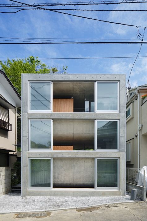 House in Byoubugaura / Takeshi Hosaka Facade Concrete, Takeshi Hosaka, Cement House, Kanagawa Japan, Hillside House, Concrete Houses, Small Modern Home, Concrete Home, Minimal House Design