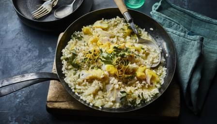 Smoked haddock risotto recipe Smoked Haddock Risotto, Meat Free Meals, Best Risotto, Flavored Liquor, Smoked Haddock, Italian Lunch, Easy Meal Recipes, Weekend Recipes, Parmesan Rind