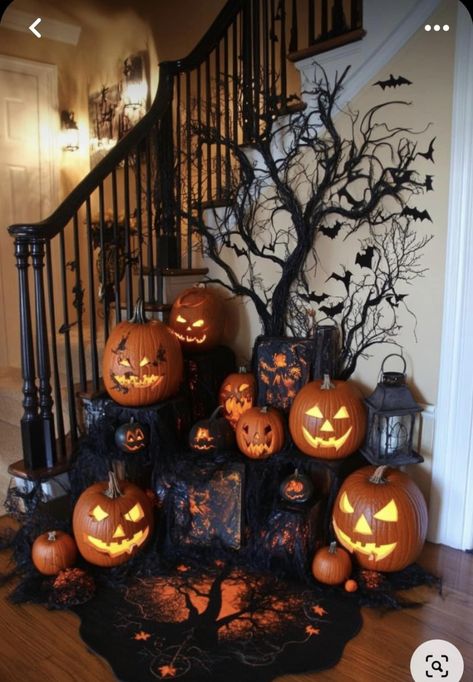 Entryway Table Ideas, Halloween Entryway, Creative Halloween Decorations, Kid Friendly Halloween, Homemade Halloween Decorations, Halloween Room Decor, Halloween Spooktacular, Pretty Halloween, Halloween Porch Decorations