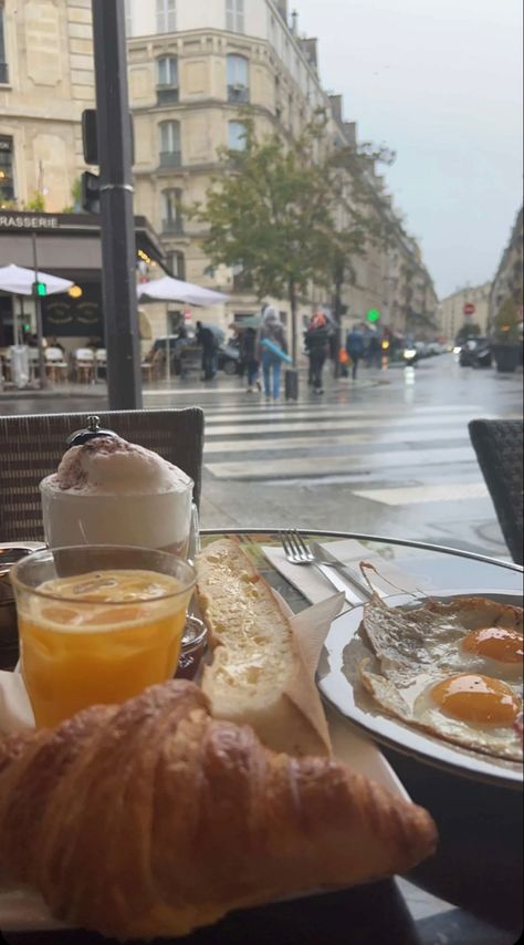 France Food Photography, European Cooking Aesthetic, Paris Breakfast Aesthetic, Breakfast In France, European Breakfast Aesthetic, European Food Aethstetic, Breakfast Aesthetic Mornings, Desayunos Aesthetic, Paris Snap