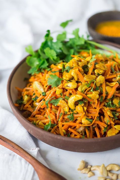 Salad With Cashews, Curry Dressing, Carrot Raisin Salad, Dressing Healthy, Indian Salads, Carrot Salad Recipes, Raisin Recipes, Carrot Slaw, Vegan Salad Recipes