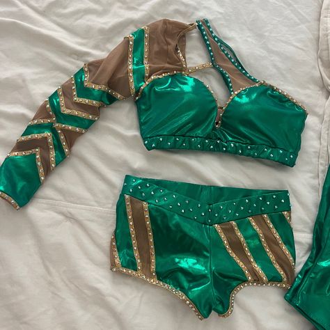 Beautiful Custom Made Professional Wrestling Or Dancing Set. It Comes With 4 Pieces. Top, Bottoms & 2 Leg Sleeves. Fits Sizes Small- Medium. Never Worn. Womens Wrestling Gear, Majorette Dance Uniforms, Pro Wrestling Gear, Majorette Costumes, Majorette Outfits, Wrestling Outfits, Pretty Dance Costumes, Female Wrestling, Wwe Outfits