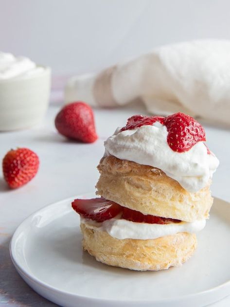 Strawberry Shortcake Biscuits - Breads and Sweets Sourdough Starter With Yeast, Strawberry Shortcake Biscuits, Easy Sourdough Starter, Strawberry Shortcake Dessert, Shortcake Biscuits, Strawberry Shortcakes, Italian Cakes, Easy Sourdough, Strawberry Dessert Recipes