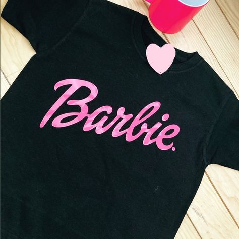 Y tu ya tienes tu playera de Barbie? #barbiestyle #barbie #style #vinyl #tshirt #diseño Vinyl Tshirt, Barbie Style, Vinyl