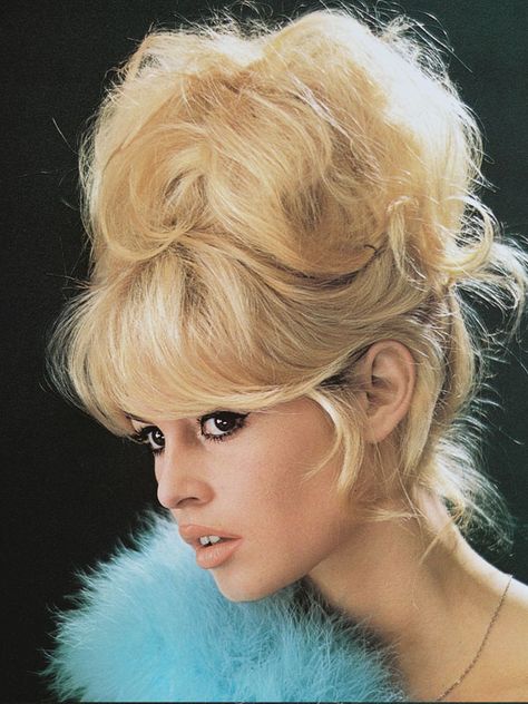 The Undone Updo - Brigitte Bardot's 11 Most Iconic Hairstyles Bardot Hair, Wedding Makeup Vintage, Bridgette Bardot, 1960s Hair, Vintage Foto's, Bridget Bardot, Messy Updo, Christmas Hairstyles, Brigitte Bardot