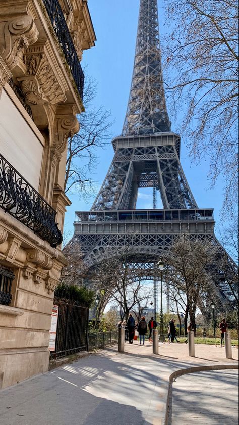 #paris #eiffel #street #influencer #spring #aesthetic #travel #france #rue Paris Influencer, Paris Background, Paris Balcony, Street Background, From Paris With Love, Paris In Spring, Street Pics, Aesthetic Paris, Paris Vibes