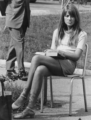 Francoise hardy Francoise Hardy Style, People Reading, French Songs, Charlotte Rampling, Francoise Hardy, Charlotte Gainsbourg, Ageless Style, Jane Birkin, 1960s Fashion