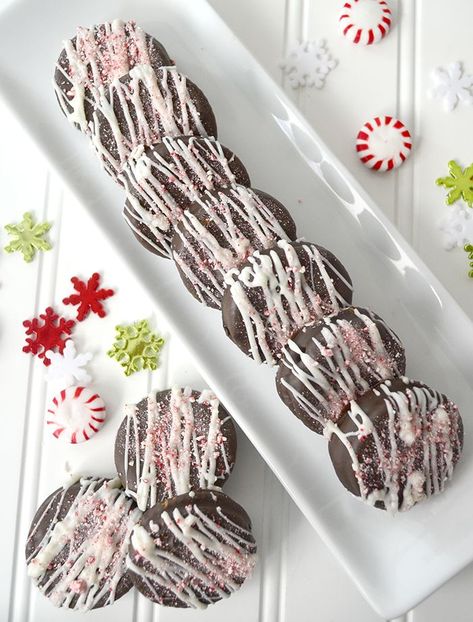 Festive Chocolate Peppermint Holiday Cookies are super easy to make and beautiful too! Egg Nog Dip, Fudge With Marshmallow Fluff, Ritz Cracker Cookies, Italian Fig Cookies, Gingerbread Cookie Dough, Fig Cookies, Thanksgiving Desserts Table, Homemade Fudge Recipes, Chocolate Dipped Cookies