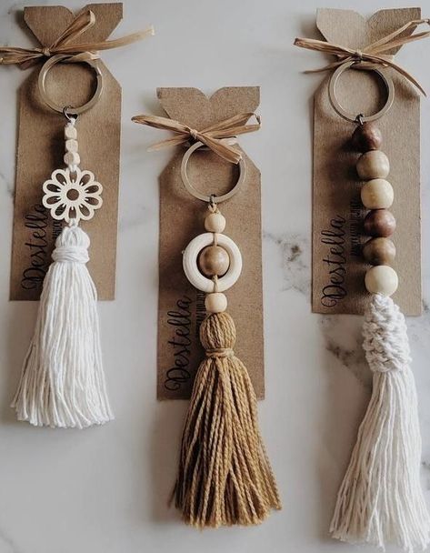 Keychains Diy, Simpul Makrame, Bookmark Diy, Pola Macrame, Wood Beads Diy, Boho Keychain, Diy Yarn Crafts, Kraf Diy, Rope Crafts