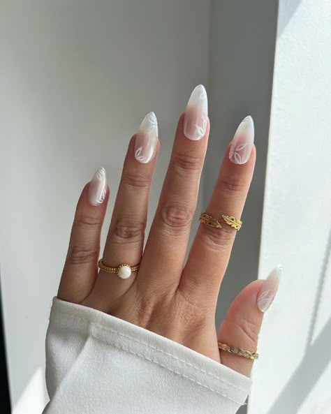 White Floral Nail Designs, Beach Wedding Nails, Vacation Nail Designs, Simple Wedding Nails, White Almond Nails, Fall Wedding Nails, Wedding Day Nails, Bridal Nails Designs, Kutek Disney