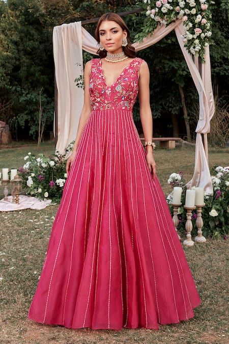 Indowestern Outfits For Birthday Party, Western Dress Indian Style, Western Gowns Party Wear Simple, Party Wear Gowns Indian Receptions, Traditional Gowns Indian, Gown Designs Western, Partywear Gowns Indian, Partywear Gowns Western, Gown Ideas Indian