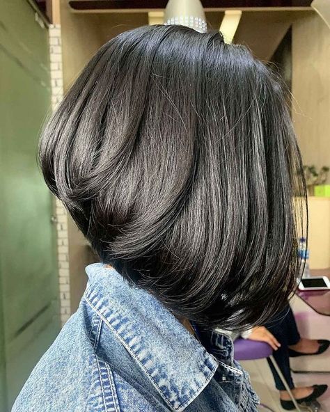 This textured layered bob is the epitome of a stylish fall haircut. The layers add movement and volume, making it a versatile option for different hair types. The dark, rich color enhances the haircut’s depth, making it a perfect choice for autumn. The subtle waves give it a casual, lived-in feel, ideal for those who prefer a more relaxed style. Textured Layered Bob, Looks With Glasses, Fall Haircut, Flippy Hair, Angled Bobs, Long Bobs, Trendy Bob Hairstyles, Fall Hair Cuts, Different Hair Types