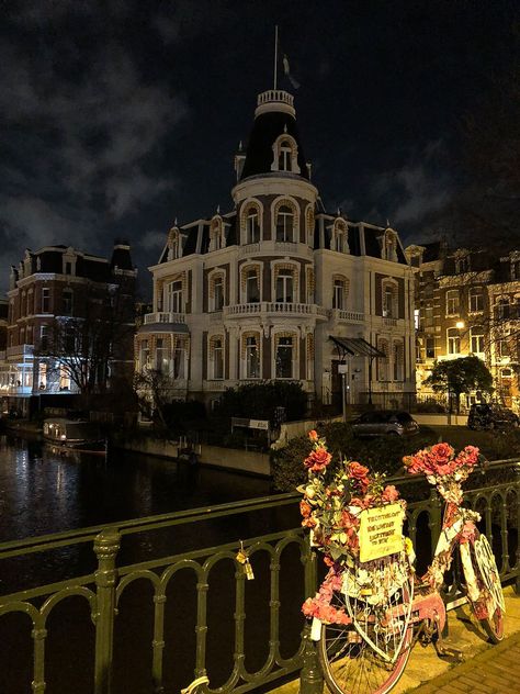 Europe At Night Aesthetic, Amsterdam Aesthetic Night, Amsterdam Life, Holland Aesthetic, Amsterdam At Night, Netherlands Aesthetic, Amsterdam Night, Amsterdam Aesthetic, Amsterdam Apartment