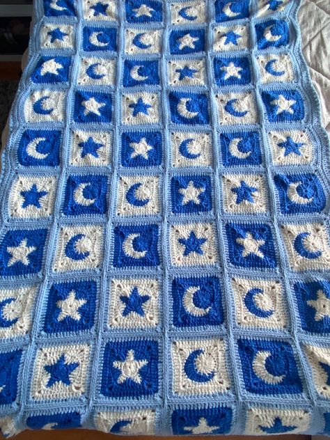 Crochet Moon Blanket Pattern Free, Sun Moon And Star Crochet Blanket, Moon Blanket Crochet, Star And Moon Granny Squares, How To Crochet A Star Blanket, Star Crochet Pattern Blanket, Star Granny Square Blanket, Sun And Moon Crochet Blanket, Crochet Space Blanket