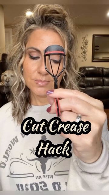 Suzy Turner 🔆 Makeup • Skincare • Hair 🔆 on Instagram: "Easy cut crease hack!! You can use any shades, mattes or shimmers!! I like just a subtle crease but you can play around with what works for you! #beautyhacks #makeuptips #cutcrease #eyeshadow #eyeshadowtutorial #seintartist #seintmakeup #seint #makeuphacks" Easy Cut Crease Eyeshadow, Natural Cut Crease Makeup, Crease Cut Eyeshadow, How To Make Eyeshadow, Eyeshadow For Hooded Eyes, Eyeshadow Crease, Crease Eyeshadow, Cut Crease Tutorial, Cut Crease Eyeshadow