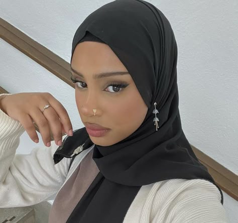 Hijabi Nails, Pretty Hijabi, Muslim Girl Outfits, Modest Christian Clothing, Cute Nose Rings, Cute Nose Piercings, Veil Styles, Nose Piercings, Hijabi Aesthetic