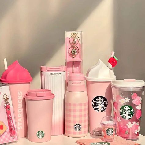 Starbucks Cups Display, Hanami Picnic, Vasos Aesthetic, Pink Aesthetic Wallpapers, Starbucks Bottles, Starbucks Tumbler Cup, Stationery Obsession, Trendy Water Bottles, Tumbler Starbucks