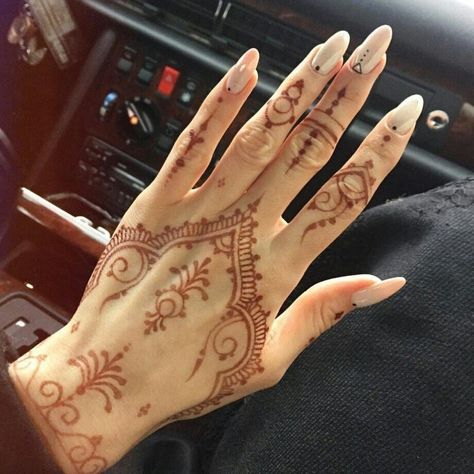 Mendhi Tattoo Ideas, Lebanese Henna Designs, Henna Hands Design, Mexican Henna Designs, Henna Indian Designs, Henna Designs Traditional Indian Style, Detailed Henna Designs, Y2k Henna, Henna Designs Indian