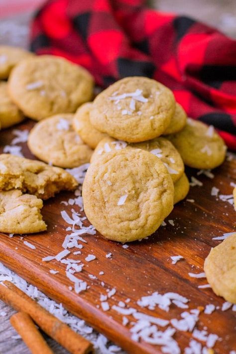 Coquito Cookies, Coquito Drink, Chewy Coconut Cookies, Puerto Rican Coquito, Spice Cookie Recipes, Coquito Recipe, Coconut Cookies Recipes, Macaroon Cookies, Thumbprint Cookies Recipe