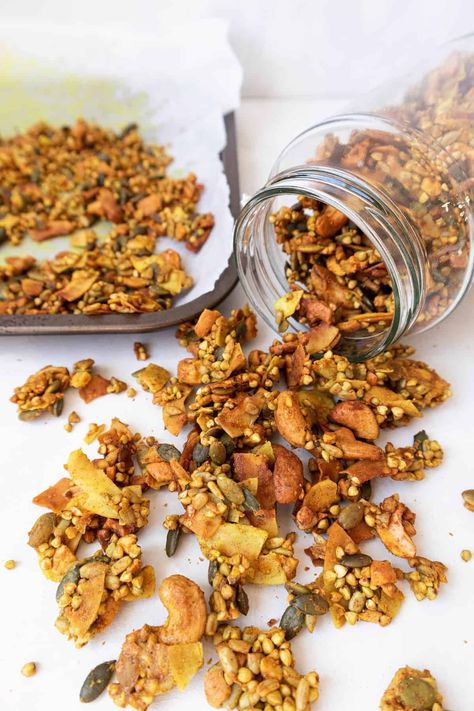 This easy turmeric granola is super healthy and delicious. Infused with orange and cinnamon flavour, so good! Made with nuts and buckwheat, it's naturally gluten-free! Turmeric Granola, Granola Clusters Recipe, Ginger Granola, Yogurt Breakfast Bowl, Buckwheat Granola, Orange And Cinnamon, Granola Clusters, Yummy Healthy Breakfast, Gluten Free Granola